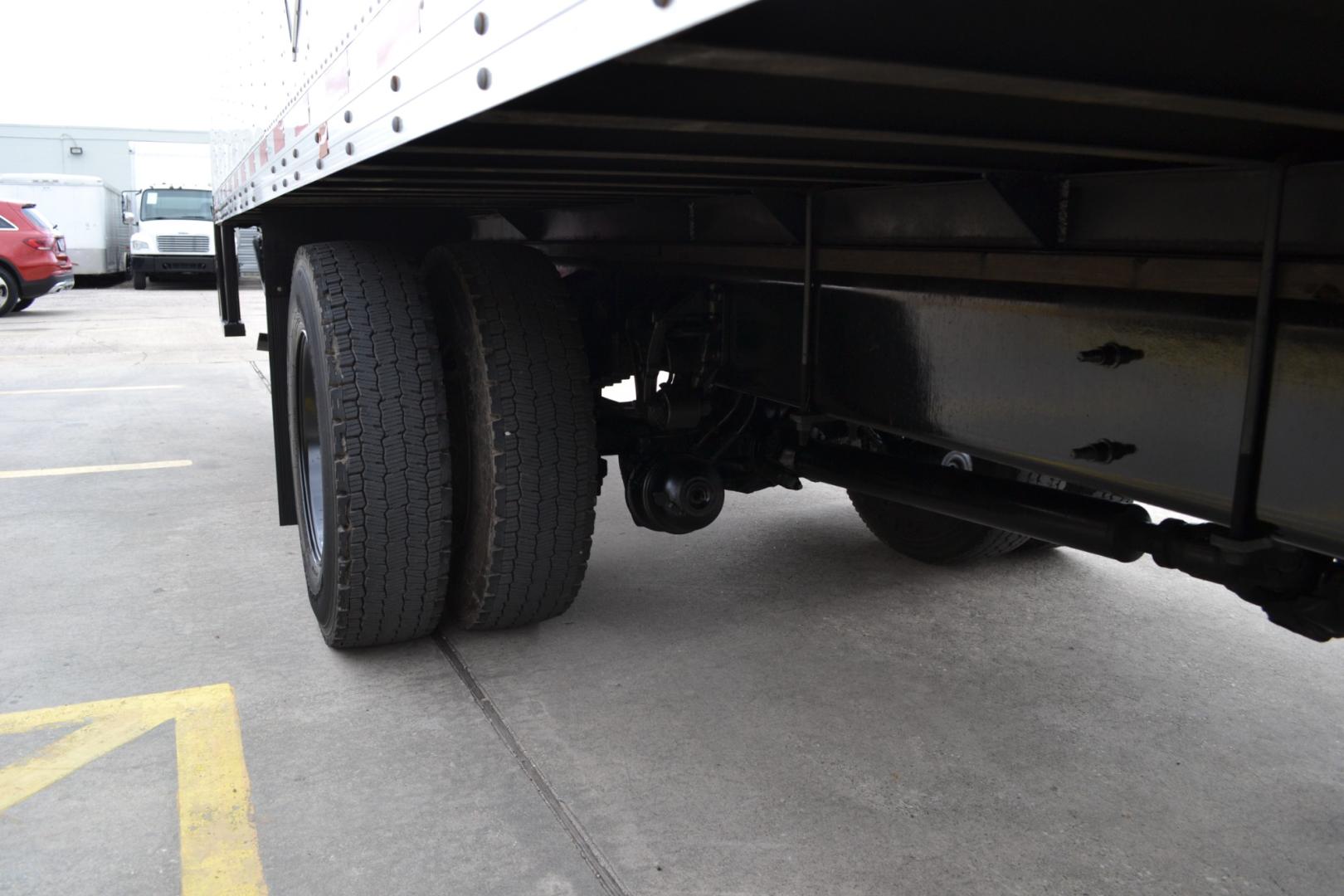 2018 WHITE /GRAY INTERNATIONAL 4400 with an CUMMINS L9 8.9L 300HP engine, ALLISON 3000HS AUTOMATIC transmission, located at 9172 North Fwy, Houston, TX, 77037, (713) 910-6868, 29.887470, -95.411903 - 33,000LB GVWR CDL REQUIRED, 28FT BOX, 13FT CLEARANCE, HEIGHT 103" X WIDTH 102", 3,500LB ALUMINUM LIFT GATE, E TRACKS, ALUMINUM WHEELS, DUAL 40 GALLON FUEL TANKS , COLD A/C - Photo#7